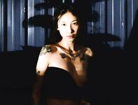 예쁜 외모의 문신을 한 대학생이 후원자에게 장난감처럼 놀림을 받고 조련을 받고 암캐로 변해 셀카를 찍어 섹스를 요청하는 사건이 발생했다.