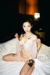 예쁜 외모의 문신을 한 대학생이 후원자에게 장난감처럼 놀림을 받고 조련을 받고 암캐로 변해 셀카를 찍어 섹스를 요청하는 사건이 발생했다.