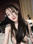 예쁜 외모의 문신을 한 대학생이 후원자에게 장난감처럼 놀림을 받고 조련을 받고 암캐로 변해 셀카를 찍어 섹스를 요청하는 사건이 발생했다.