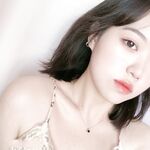 단발머리에 흰 피부를 가진 여대생. 섹스할 때 여전히 기분이 좋다. 남들 앞에서는 순수하고 다정하지만, 침대에서는 닭을 잘 먹는다.