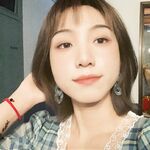 단발머리에 흰 피부를 가진 여대생. 섹스할 때 여전히 기분이 좋다. 남들 앞에서는 순수하고 다정하지만, 침대에서는 닭을 잘 먹는다.