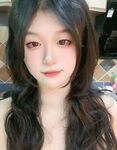 Một nữ sinh viên đại học xinh đẹp đang chụp ảnh tự sướng. Cô ấy có vóc dáng và khuôn mặt xinh đẹp. Cô ấy có ba đốm hồng và đang dang rộng âm hộ để chơi đùa với nó.