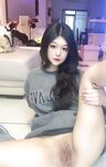 Một nữ sinh viên đại học xinh đẹp đang chụp ảnh tự sướng. Cô ấy có vóc dáng và khuôn mặt xinh đẹp. Cô ấy có ba đốm hồng và đang dang rộng âm hộ để chơi đùa với nó.