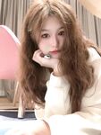 Một nữ sinh viên đại học xinh đẹp đang chụp ảnh tự sướng. Cô ấy có vóc dáng và khuôn mặt xinh đẹp. Cô ấy có ba đốm hồng và đang dang rộng âm hộ để chơi đùa với nó.