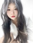 Một nữ sinh viên đại học xinh đẹp đang chụp ảnh tự sướng. Cô ấy có vóc dáng và khuôn mặt xinh đẹp. Cô ấy có ba đốm hồng và đang dang rộng âm hộ để chơi đùa với nó.