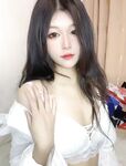 Một nữ sinh viên đại học xinh đẹp đang chụp ảnh tự sướng. Cô ấy có vóc dáng và khuôn mặt xinh đẹp. Cô ấy có ba đốm hồng và đang dang rộng âm hộ để chơi đùa với nó.