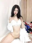 Một nữ sinh viên đại học xinh đẹp đang chụp ảnh tự sướng. Cô ấy có vóc dáng và khuôn mặt xinh đẹp. Cô ấy có ba đốm hồng và đang dang rộng âm hộ để chơi đùa với nó.