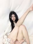 Một nữ sinh viên đại học xinh đẹp đang chụp ảnh tự sướng. Cô ấy có vóc dáng và khuôn mặt xinh đẹp. Cô ấy có ba đốm hồng và đang dang rộng âm hộ để chơi đùa với nó.