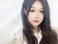 Một nữ sinh viên đại học xinh đẹp đang chụp ảnh tự sướng. Cô ấy có vóc dáng và khuôn mặt xinh đẹp. Cô ấy có ba đốm hồng và đang dang rộng âm hộ để chơi đùa với nó.