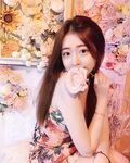 00后粉嫩女大学生化身吃鸡小母狗，被男友按在床上无套爆操怼脸拍摄，粉嫩的嫩穴还被无套内射
