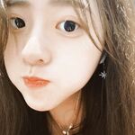 00后粉嫩女大学生化身吃鸡小母狗，被男友按在床上无套爆操怼脸拍摄，粉嫩的嫩穴还被无套内射