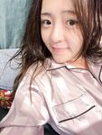 00后粉嫩女大学生化身吃鸡小母狗，被男友按在床上无套爆操怼脸拍摄，粉嫩的嫩穴还被无套内射