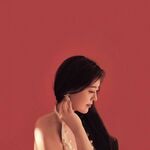 00后粉嫩女大学生化身吃鸡小母狗，被男友按在床上无套爆操怼脸拍摄，粉嫩的嫩穴还被无套内射