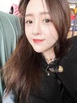 00后粉嫩女大学生化身吃鸡小母狗，被男友按在床上无套爆操怼脸拍摄，粉嫩的嫩穴还被无套内射