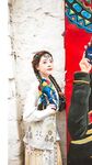 00后粉嫩女大学生化身吃鸡小母狗，被男友按在床上无套爆操怼脸拍摄，粉嫩的嫩穴还被无套内射