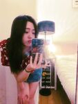 00后粉嫩女大学生化身吃鸡小母狗，被男友按在床上无套爆操怼脸拍摄，粉嫩的嫩穴还被无套内射