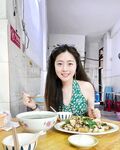 00后粉嫩女大学生化身吃鸡小母狗，被男友按在床上无套爆操怼脸拍摄，粉嫩的嫩穴还被无套内射