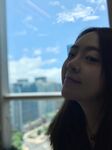 00后粉嫩女大学生化身吃鸡小母狗，被男友按在床上无套爆操怼脸拍摄，粉嫩的嫩穴还被无套内射