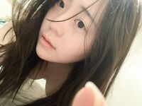 00后粉嫩女大学生化身吃鸡小母狗，被男友按在床上无套爆操怼脸拍摄，粉嫩的嫩穴还被无套内射