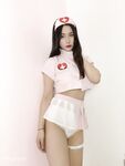 Một nữ sinh viên đại học hơi mũm mĩm, ngoại hình ưa nhìn, cực kỳ trong sáng trước mặt người khác, bị bạn trai ở xa bí mật quay phim trực tuyến và dùng đủ mọi cách để chơi đùa với âm hộ của mình.