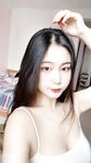 Một nữ sinh viên đại học hơi mũm mĩm, ngoại hình ưa nhìn, cực kỳ trong sáng trước mặt người khác, bị bạn trai ở xa bí mật quay phim trực tuyến và dùng đủ mọi cách để chơi đùa với âm hộ của mình.