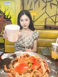 Một nữ sinh viên đại học hơi mũm mĩm, ngoại hình ưa nhìn, cực kỳ trong sáng trước mặt người khác, bị bạn trai ở xa bí mật quay phim trực tuyến và dùng đủ mọi cách để chơi đùa với âm hộ của mình.