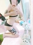 極品精神小妹，乳頭還穿著乳釘，陰唇釘著陰環，摳逼自慰 放尿特寫