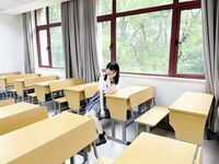 清純校服JK女大學生，人前是個超級乖巧的小甜妹，在床上被男友調教成反差母狗，簡直不要太騷