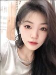Seorang gadis junior yang cool dan elegan, seorang jurusan tarian di sekolah, bekerja sambilan sebagai model. Dia disetubuhi tanpa kondom oleh penajanya di rumah sewa.