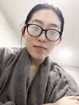 反差婊還得看眼鏡妹女大學生，和異地戀男友網聊求操，這身材挺極品的