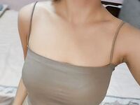 สาวผิวขาวหุ่นอวบกำลังลูบหน้าอกและช่วยตัวเองแบบใกล้ๆ แต่หัวนมใหญ่ไปหน่อย ลองดูสิ