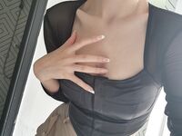 สาวผิวขาวหุ่นอวบกำลังลูบหน้าอกและช่วยตัวเองแบบใกล้ๆ แต่หัวนมใหญ่ไปหน่อย ลองดูสิ