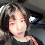 สาวผิวขาวหุ่นอวบกำลังลูบหน้าอกและช่วยตัวเองแบบใกล้ๆ แต่หัวนมใหญ่ไปหน่อย ลองดูสิ