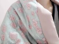 สาวผิวขาวหุ่นอวบกำลังลูบหน้าอกและช่วยตัวเองแบบใกล้ๆ แต่หัวนมใหญ่ไปหน่อย ลองดูสิ