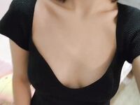 สาวผิวขาวหุ่นอวบกำลังลูบหน้าอกและช่วยตัวเองแบบใกล้ๆ แต่หัวนมใหญ่ไปหน่อย ลองดูสิ