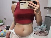 สาวผิวขาวหุ่นอวบกำลังลูบหน้าอกและช่วยตัวเองแบบใกล้ๆ แต่หัวนมใหญ่ไปหน่อย ลองดูสิ