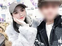 颜值蛮耐看的白嫩御姐少妇，私下里和炮友约炮，穿开裆黑丝对镜后入抽插