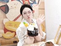 颜值蛮耐看的白嫩御姐少妇，私下里和炮友约炮，穿开裆黑丝对镜后入抽插