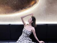 颜值蛮耐看的白嫩御姐少妇，私下里和炮友约炮，穿开裆黑丝对镜后入抽插