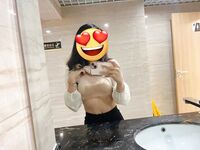 Seorang pelajar kolej wanita tulen, dengan penampilan yang tulen dan berkelakuan baik, dilatih dan dimainkan oleh teman lelakinya, dan keseluruhan proses mandi telah dirakam dan dibocorkan