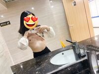 Seorang pelajar kolej wanita tulen, dengan penampilan yang tulen dan berkelakuan baik, dilatih dan dimainkan oleh teman lelakinya, dan keseluruhan proses mandi telah dirakam dan dibocorkan