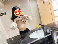 Seorang pelajar kolej wanita tulen, dengan penampilan yang tulen dan berkelakuan baik, dilatih dan dimainkan oleh teman lelakinya, dan keseluruhan proses mandi telah dirakam dan dibocorkan