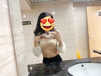 Seorang pelajar kolej wanita tulen, dengan penampilan yang tulen dan berkelakuan baik, dilatih dan dimainkan oleh teman lelakinya, dan keseluruhan proses mandi telah dirakam dan dibocorkan