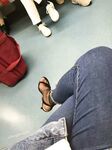 黑丝玉足反差女大学生，商场试衣间立口爆足交不雅私拍