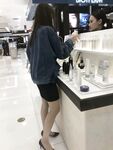 黑丝玉足反差女大学生，商场试衣间立口爆足交不雅私拍
