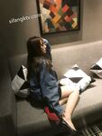 黑丝玉足反差女大学生，商场试衣间立口爆足交不雅私拍