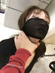 黑丝玉足反差女大学生，商场试衣间立口爆足交不雅私拍