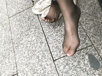 黑丝玉足反差女大学生，商场试衣间立口爆足交不雅私拍