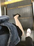 黑丝玉足反差女大学生，商场试衣间立口爆足交不雅私拍