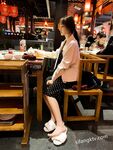 黑丝玉足反差女大学生，商场试衣间立口爆足交不雅私拍
